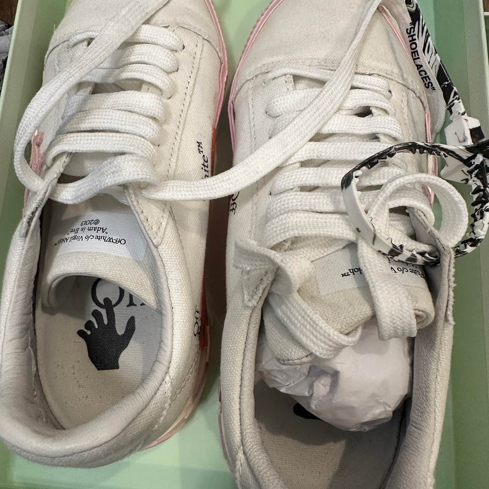 OFF-WHITE WOMEN Low Vulcanized Arrow sneakers White/Pink